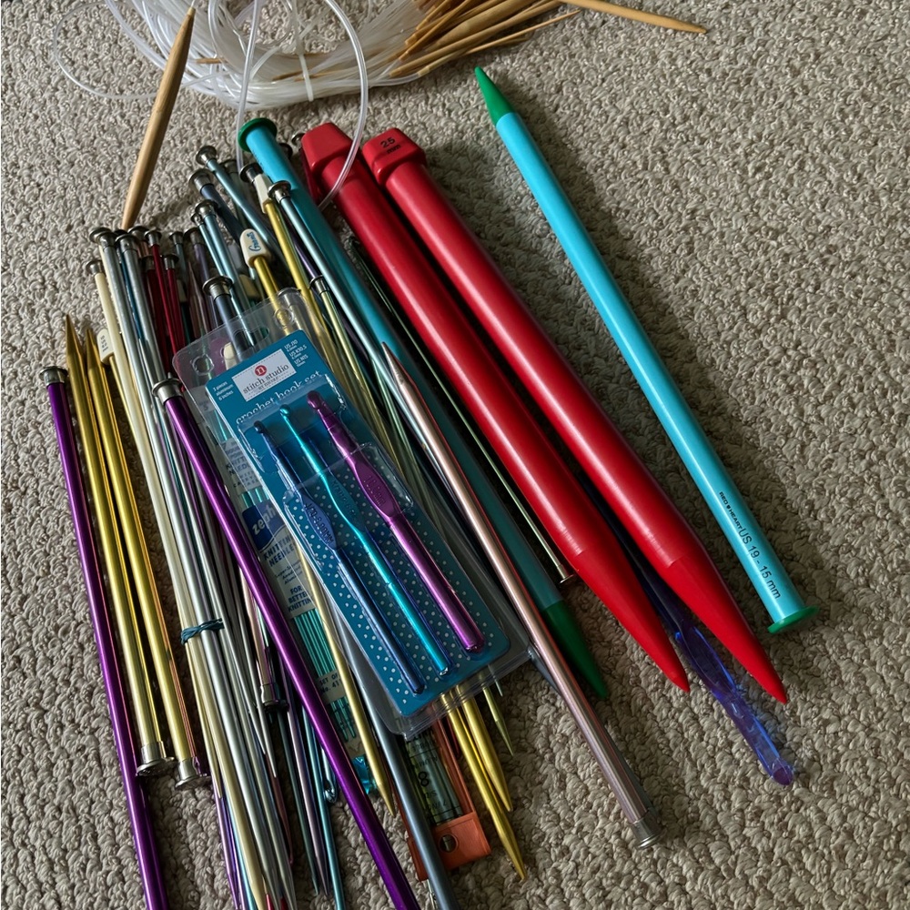 Tons of knitting needles / crochet hooks